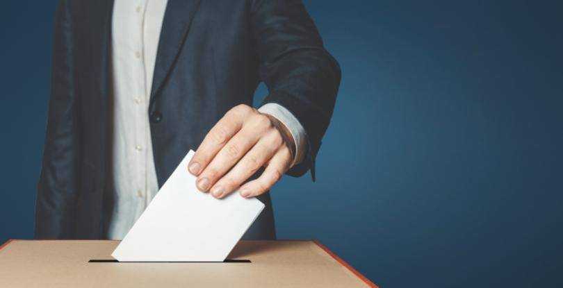 Persona votando - Casi medio millón de extranjeros están habilitados para votar en Chile