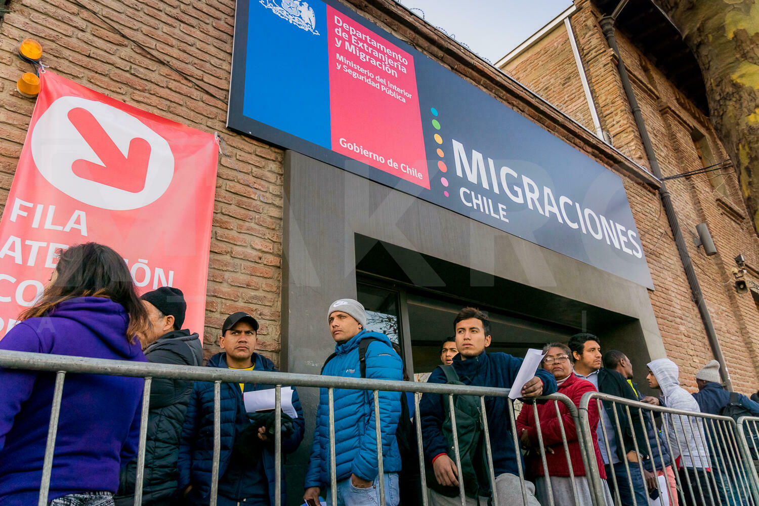 Extranjeros fuera de oficina de migración - ¿Cómo regular mi situación migratoria en Chile? Paso a Paso 